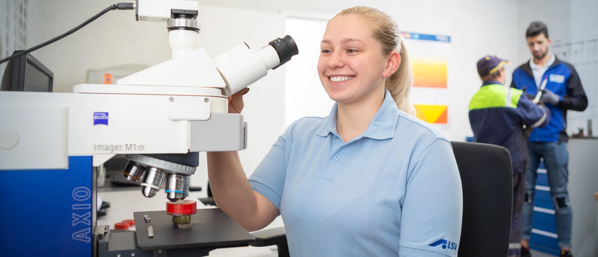 Mitarbeiter bei der Werkstoffprüfung Stahl in der LSV