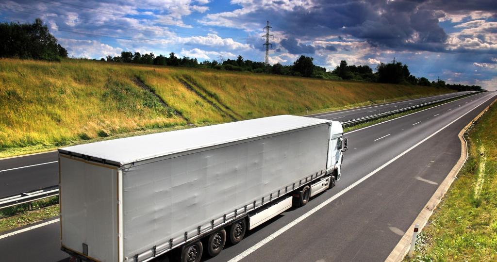 Das Bild zeigt einen LKW, für den überdrehten Stahl, der für die Nutzfahrzeugindustrie hergestellt wird